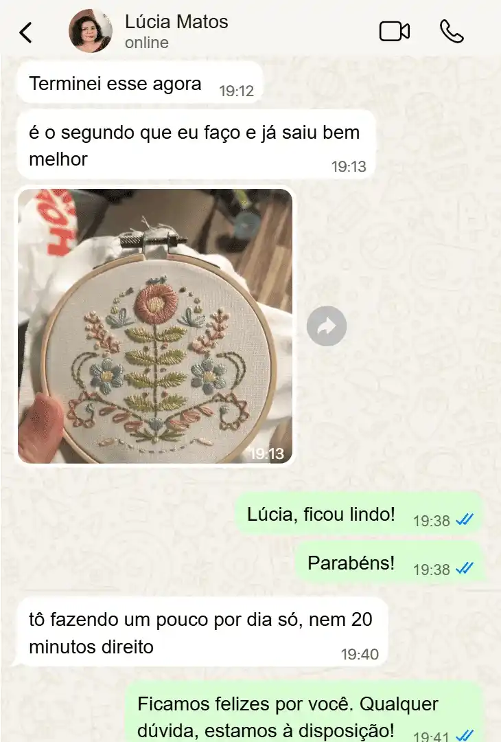 Lúcia Matos mostra o segundo bordado dela, feito em menos de 20 minutos por dia