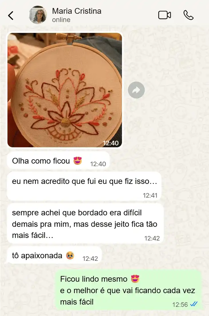 Maria Cristina mostra o bordado que fez e diz que não acredita que foi ela quem fez